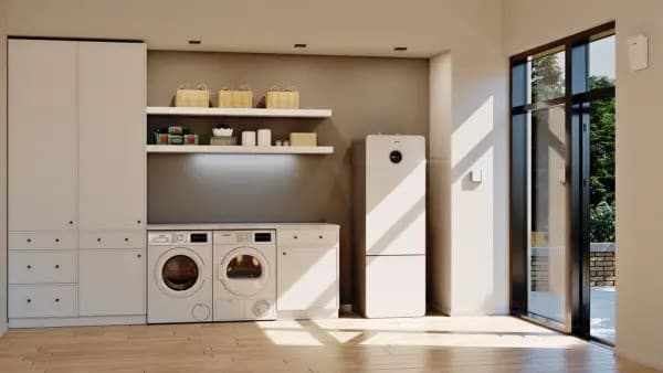 Bosch Compress bodem-waterwarmtepomp in een technische ruimte