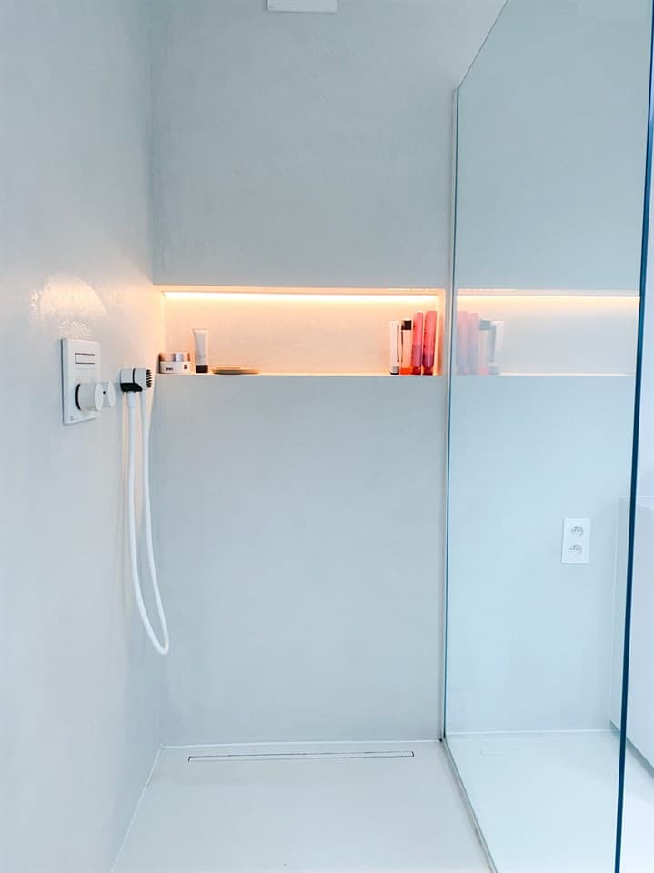 Gerenoveerde badkamer met inloopdouche