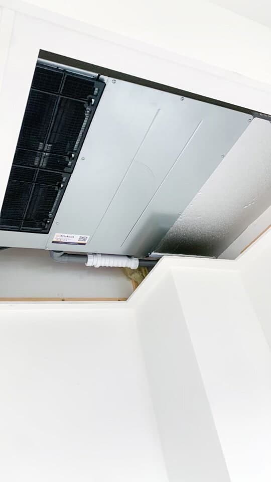Inbouw aircoheater met rooster in het plafond