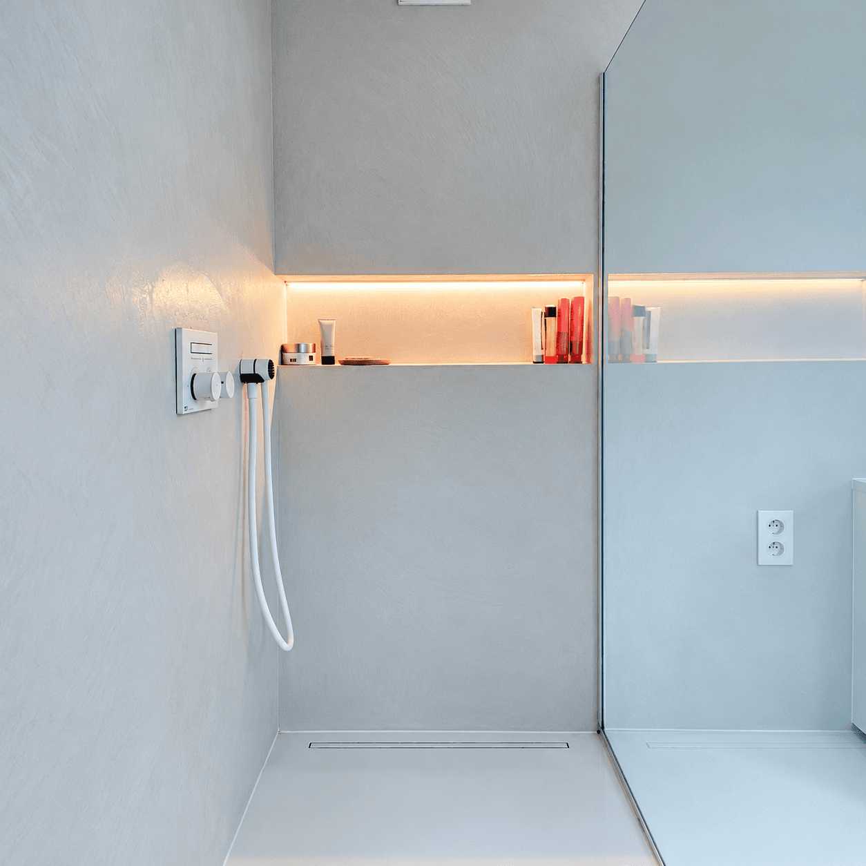 Een modern afgewerkt inloop douche.